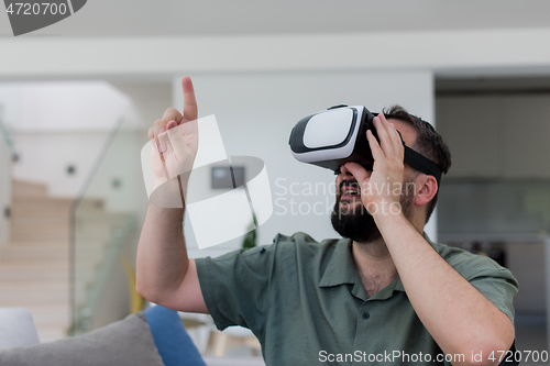 Image of man with beard trying vr glasses