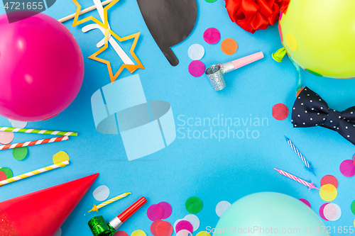 Image of birthday party props, balloons and confetti