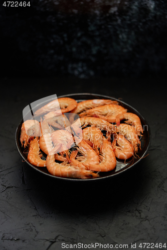 Image of Boiled big sea prawns or shrimps placed on black ceramic plate