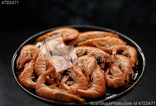 Image of Boiled big sea prawns or shrimps placed on black ceramic plate