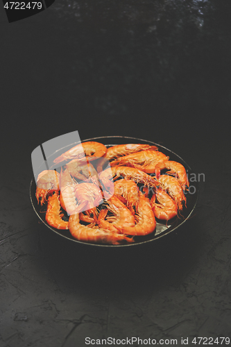 Image of Boiled big sea prawns or shrimps placed on black ceramic plate