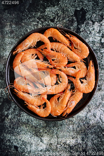 Image of Boiled big sea prawns or shrimps placed on black ceramic plate