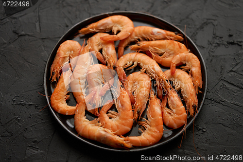 Image of Boiled big sea prawns or shrimps placed on black ceramic plate