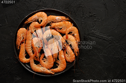 Image of Boiled big sea prawns or shrimps placed on black ceramic plate