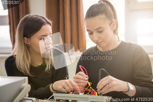 Image of students doing practice in the electronic classroom