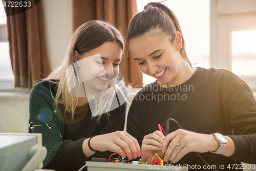 Image of students doing practice in the electronic classroom