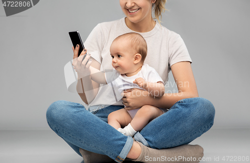 Image of mother and baby looking at smartphone