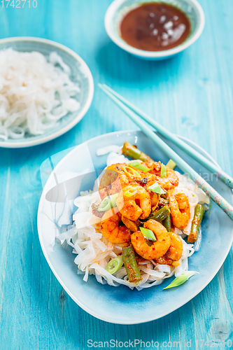 Image of Shirataki (konjak) noodle with shrimps and curry  sauce and vegetables