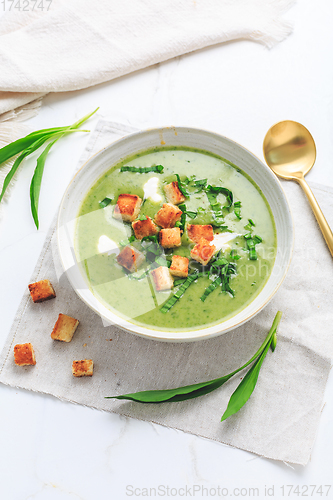 Image of Ramson or bear leek soup with crouton and sour cream