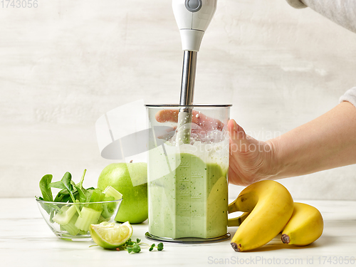 Image of process of making healthy breakfast smoothie