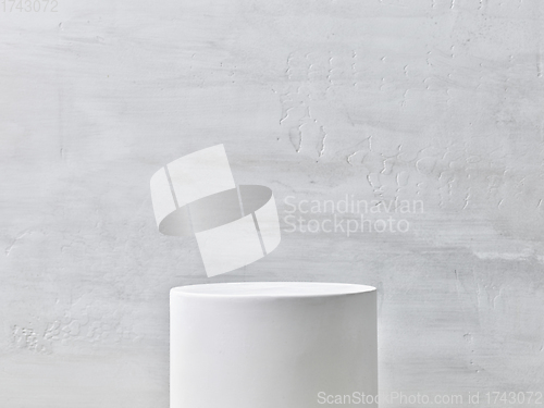 Image of white color cilinder shaped stand