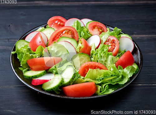 Image of plate of fresh vegetable salad