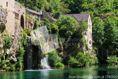 Image of Saint-Chély-du-Tarn village and cascade