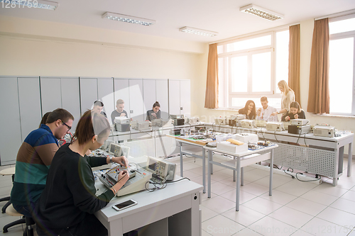 Image of students doing practice in the electronic classroom