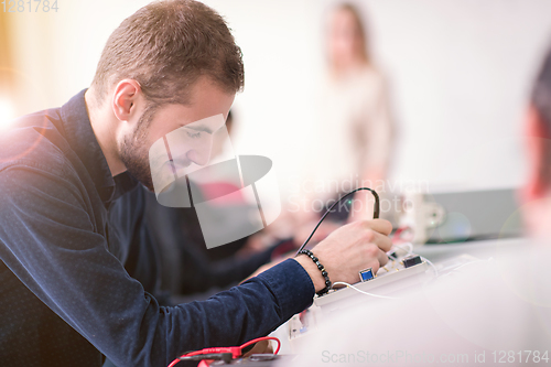 Image of students doing practice in the electronic classroom