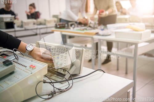 Image of students doing practice in the electronic classroom