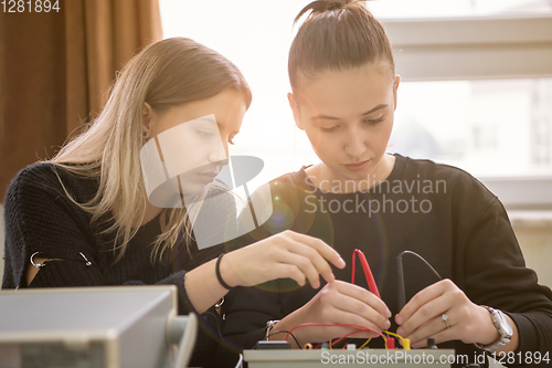 Image of students doing practice in the electronic classroom