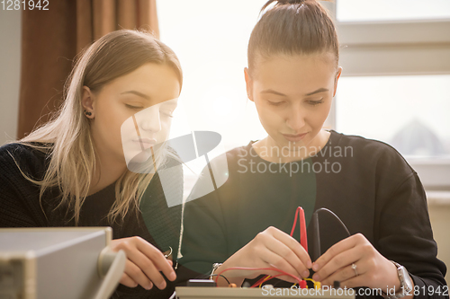 Image of students doing practice in the electronic classroom