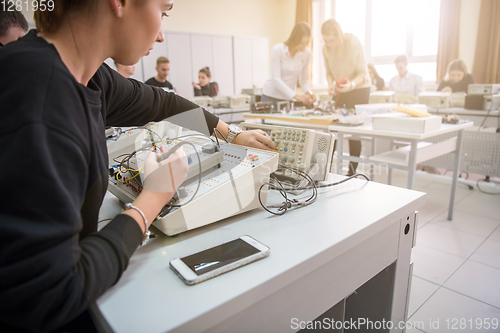 Image of students doing practice in the electronic classroom