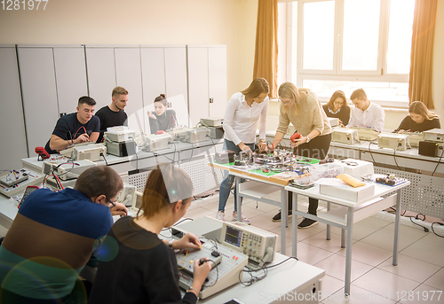 Image of students doing practice in the electronic classroom