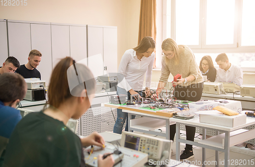 Image of students doing practice in the electronic classroom