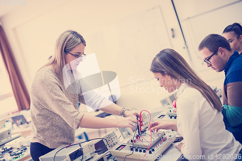 Image of students doing practice in the electronic classroom