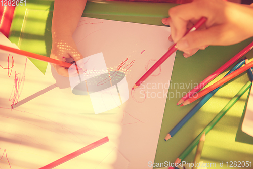 Image of mom and little daughter drawing a colorful pictures