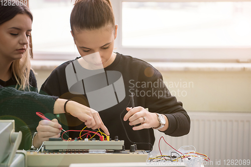 Image of students doing practice in the electronic classroom