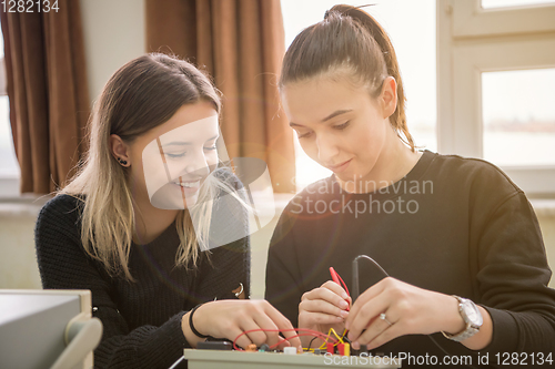 Image of students doing practice in the electronic classroom