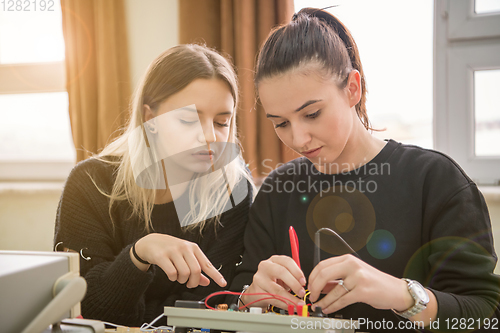 Image of students doing practice in the electronic classroom