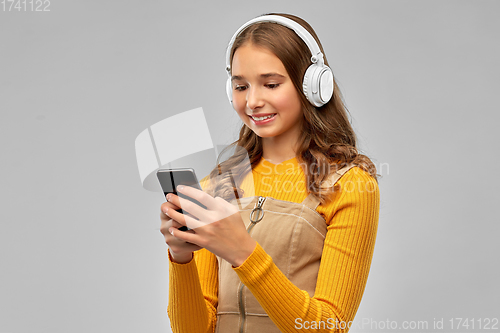 Image of teenage girl in headphones listening to music