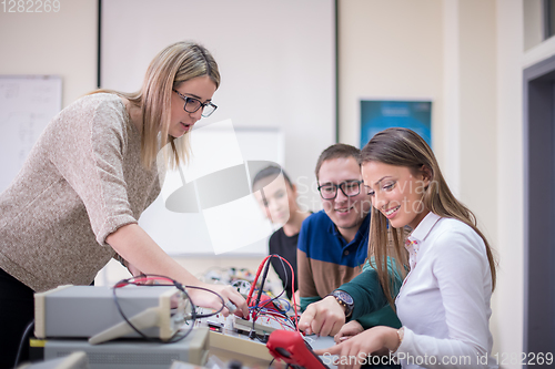 Image of students doing practice in the electronic classroom