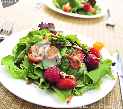 Image of Green salad with berries and tomatoes