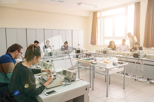 Image of students doing practice in the electronic classroom