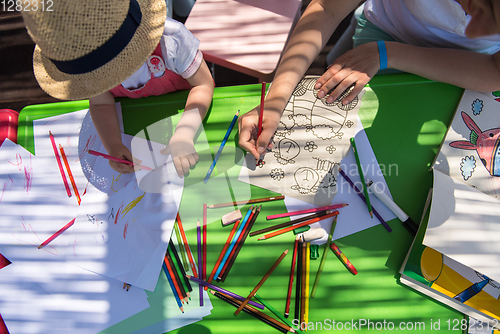 Image of mom and little daughter drawing a colorful pictures