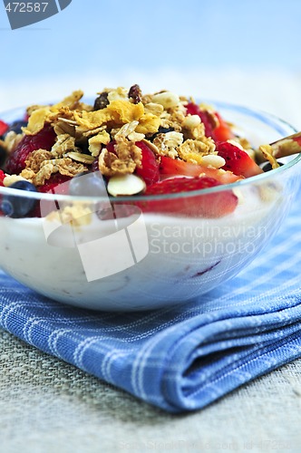 Image of Yogurt with berries and granola