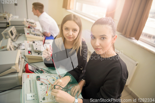 Image of students doing practice in the electronic classroom