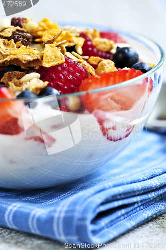 Image of Yogurt with berries and granola