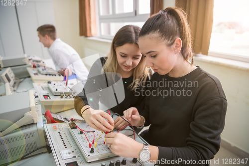 Image of students doing practice in the electronic classroom