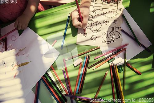 Image of mom and little daughter drawing a colorful pictures