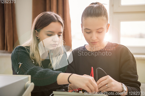 Image of students doing practice in the electronic classroom