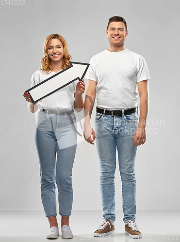 Image of happy couple in white t-shirts with arrow to right