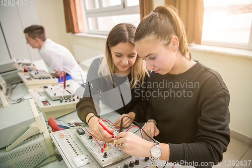 Image of students doing practice in the electronic classroom