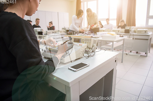 Image of students doing practice in the electronic classroom