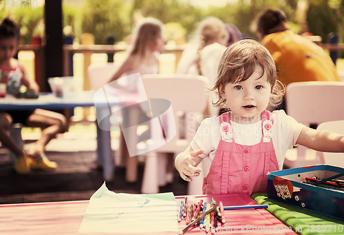 Image of little girl drawing a colorful pictures