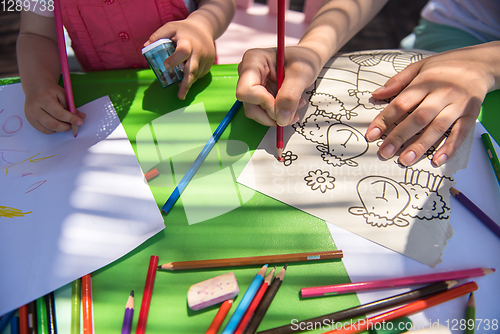 Image of mom and little daughter drawing a colorful pictures