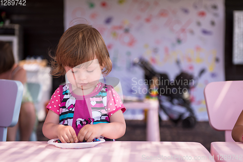 Image of little girl drawing a colorful pictures