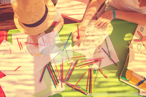 Image of mom and little daughter drawing a colorful pictures