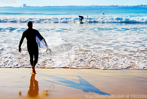 Image of Surfer going to surf