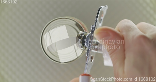 Image of Opening up a can in 120 fps slow motion top view